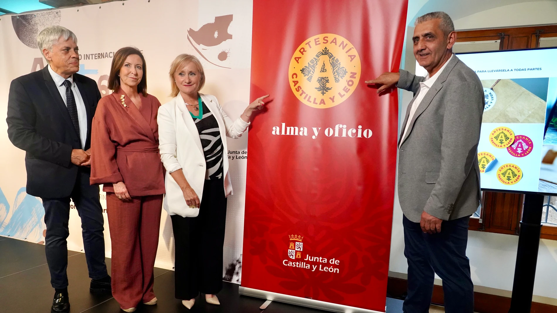 La consejera Leticia García presenta el distintivo junto al presidente de Foacal, Miguel Ángel Tapia, tras inaugurar el I Congrso de Artesanía de Castilla y León