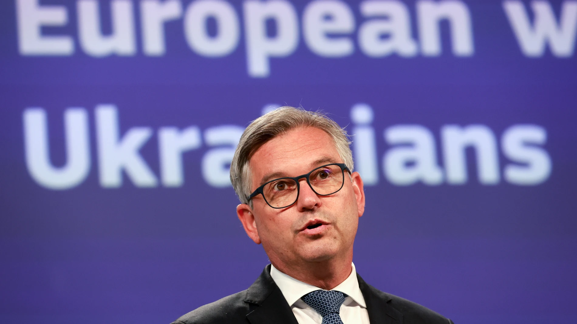 BELGIUM (Brussels), 04/06/2025.- European Commissioner for Internal Affairs and Migration Magnus Brunner speaks during a press conference on a common and predictable way forward for Ukrainian refugees in Europe, following the EU's College of Commissioners weekly meeting, in Brussels, Belgium, 04 June 2025. The European Commission unveiled a plan to extend a temporary protection for people fleeing conflict in Ukraine for an additional year until March 2027. (Bélgica, Ucrania, Bruselas) EFE/EPA...