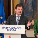 Mañueco atiende a la prensa junto a la nueva líder de CCOO, Ana Fernández