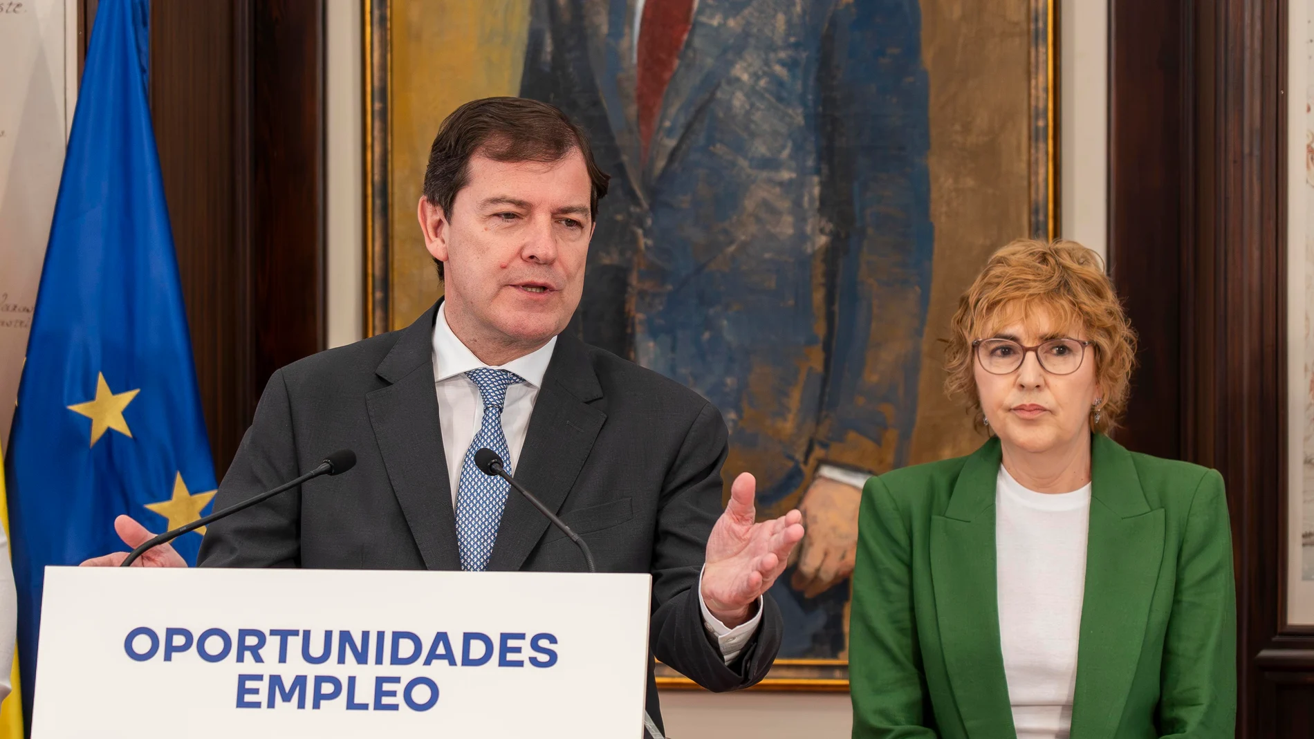 Mañueco atiende a la prensa junto a la nueva líder de CCOO, Ana Fernández