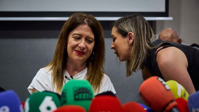 La exmilitante socialista Leire Díez, en la rueda de prensa que dio ayer