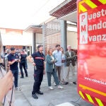 La alcaldesa, junto al concejal de Bomberos y el jefe del cuerpo