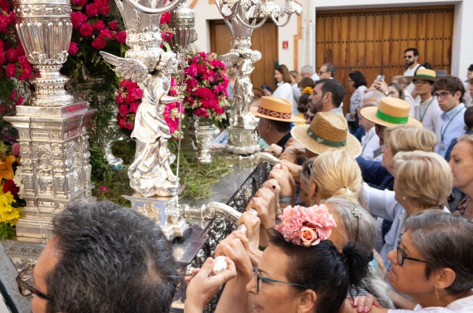 La hermandad del Rocío de Sevilla comienza su peregrinaje hacia la aldea de El Rocío