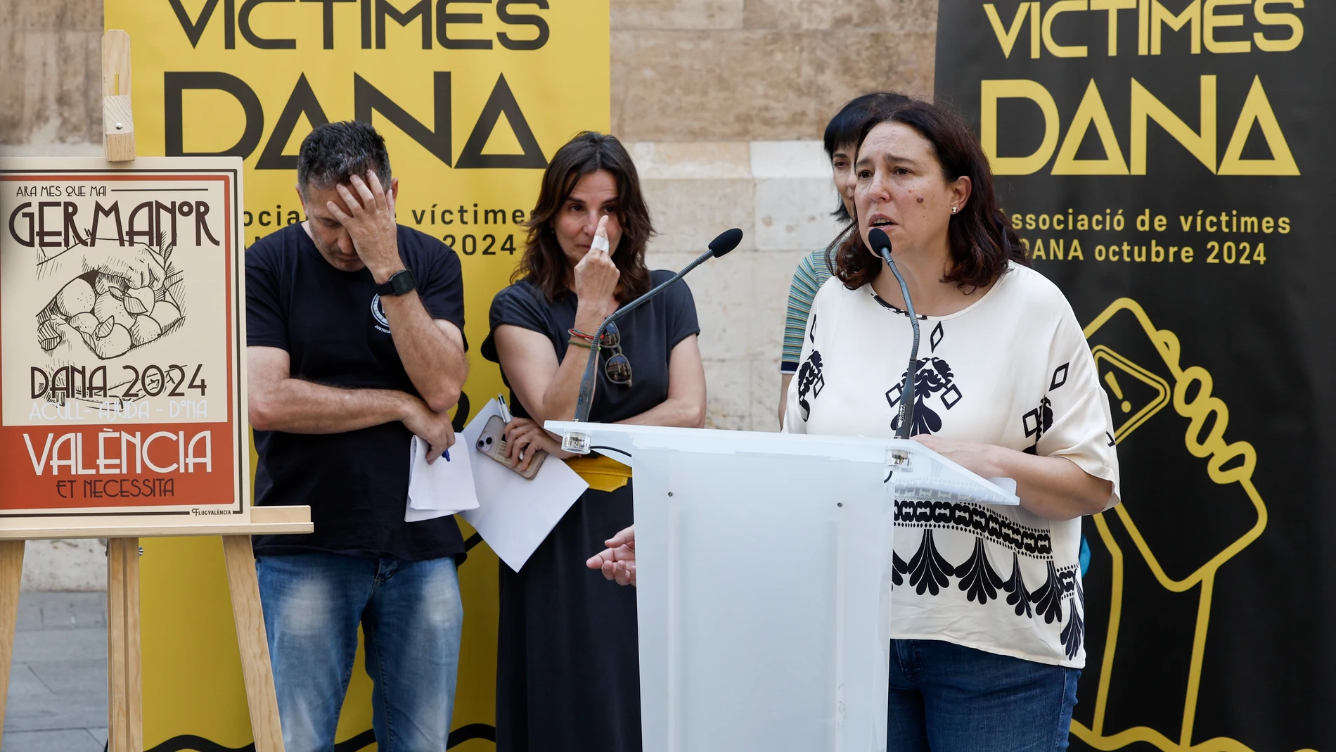 GRAFCVA7948. VALENCIA, 04/06/2025.- La portavoz de la Associació de Víctimes de la DANA 29 d’Octubre, Mariló Gradolí, durante la rueda de prensa ofrecida este miércoles junto a la presidenta de la Associació de Víctimes del Metro, Beatriz Garrote (2ª i), para informar de su personación en la causa penal que instruye un juzgado de Catarroja sobre la gestión de la catástrofe, así como de las próximas acciones que llevarán a cabo. EFE/Biel Aliño