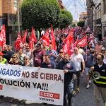 Trabajadores de Corrugados marchan desde la fundición al Ayuntamiento para reclamar apoyos ante los despidos