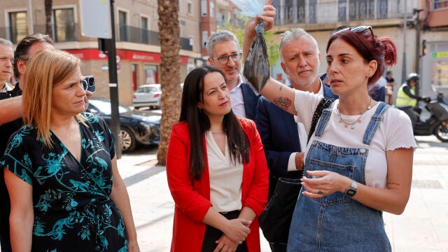 Un vecina de Catarroja muestra a la delegada del Gobierno los residuos que salen por su inodoro, ante la mirada de la alcaldesa y del ministro Torres
