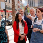 Un vecina de Catarroja muestra a la delegada del Gobierno los residuos que salen por su inodoro, ante la mirada de la alcaldesa y del ministro Torres