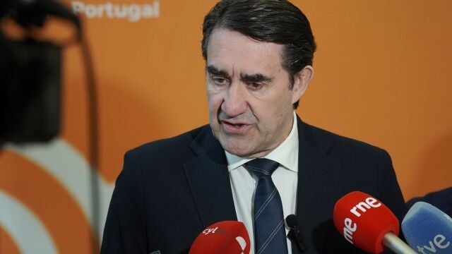 El consejero Juan Carlos Suárez-Quiñones atiende a los medios de comunicación