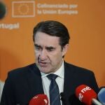 El consejero Juan Carlos Suárez-Quiñones atiende a los medios de comunicación