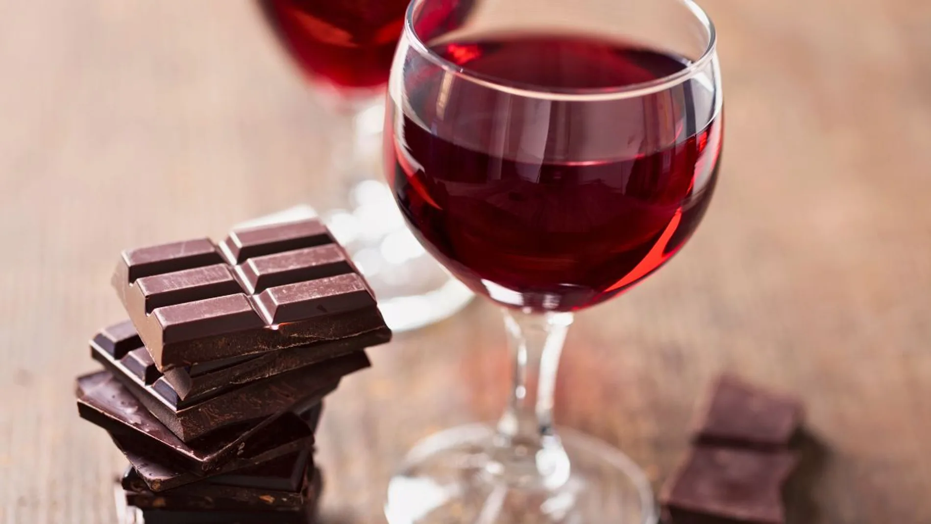 Onzas de chocolate con copa de vino tinto