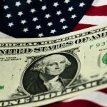 Ochenta años después, y por primera vez, la primacía del dólar, que todavía resistirá, empieza a ser puesta en entredicho