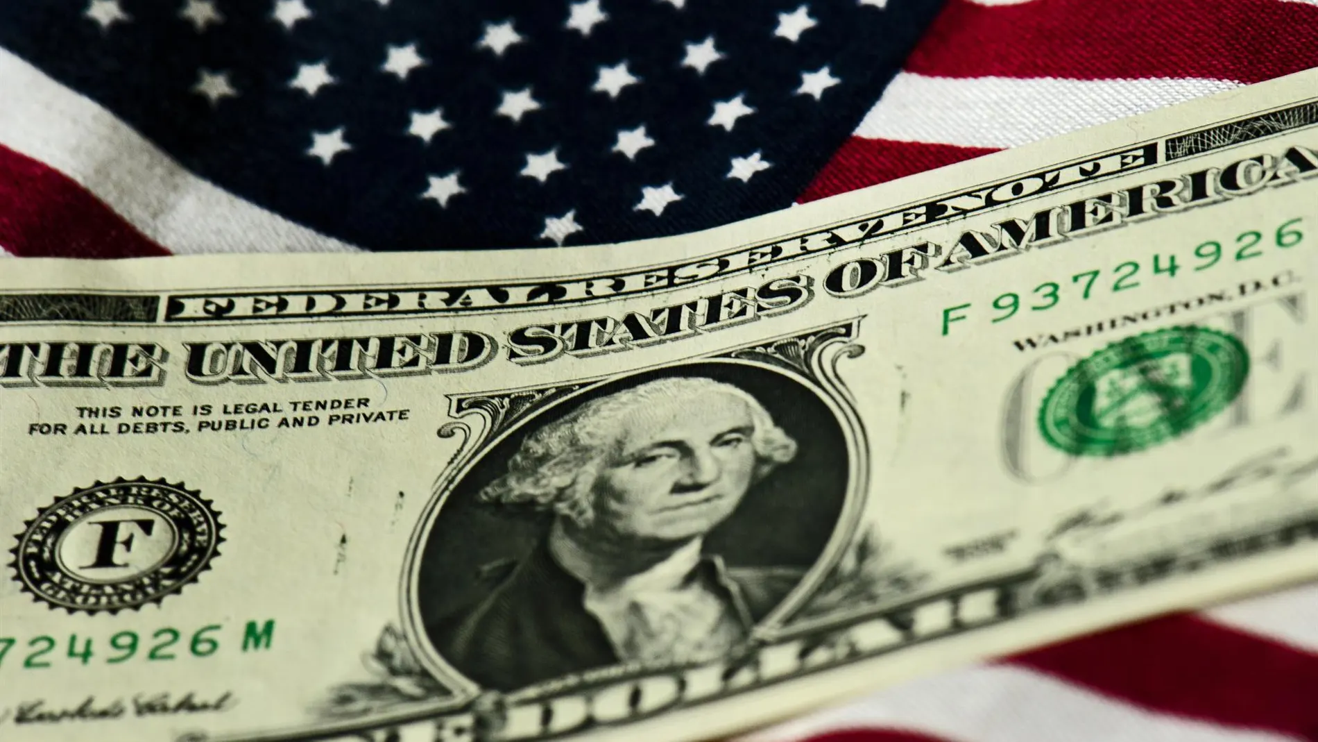 Ochenta años después, y por primera vez, la primacía del dólar, que todavía resistirá, empieza a ser puesta en entredicho