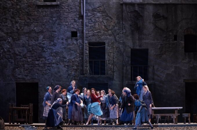 El Teatro de la Zarzuela estrena 'La Tabernera del puerto' sin el coro, que mantiene la huelga