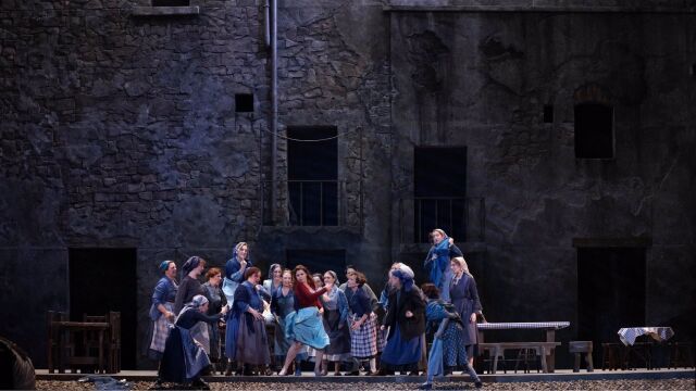 El Teatro de la Zarzuela estrena 'La Tabernera del puerto' sin el coro, que mantiene la huelga