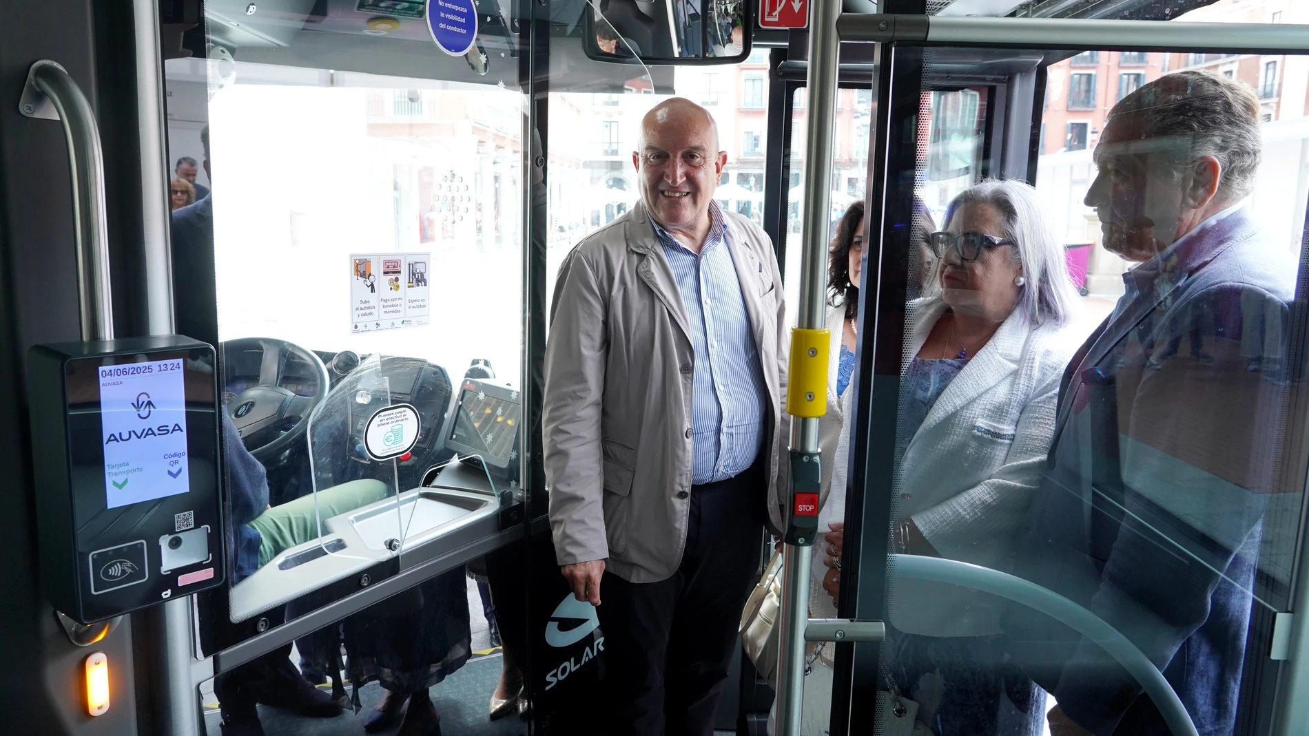 Jesús Julio Carnero en uno de los autobuses de Auvasa adaptado