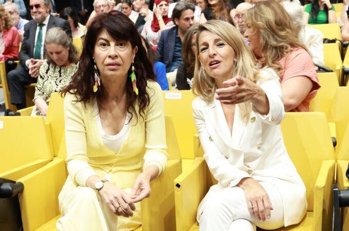 Yolanda Díaz con traje blanco.