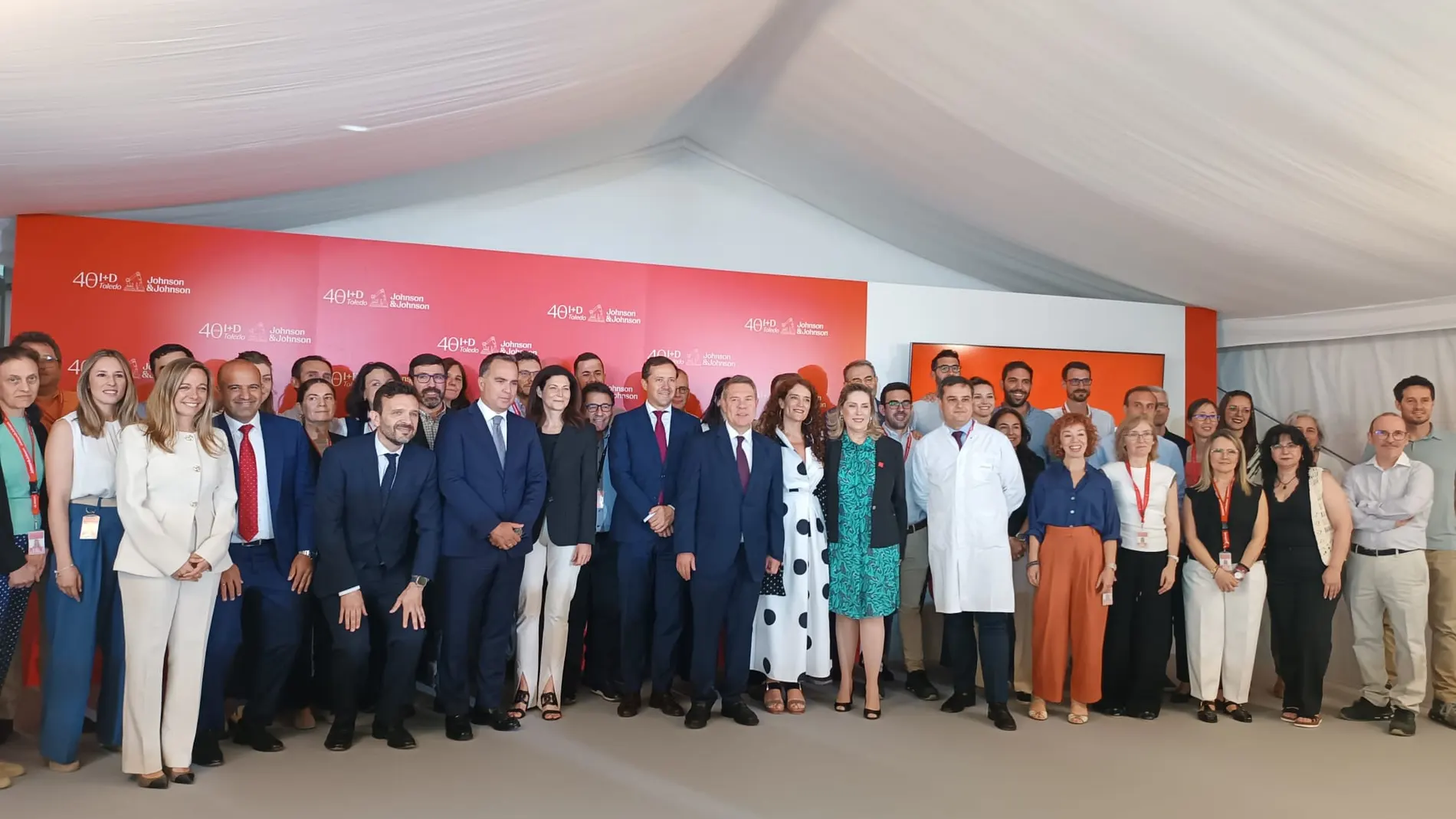 Emiliano García-Page ha acompañado a los trabajadores de Johnson & Johnson durante el acto de celebración del 40 aniversario del centro de investigación