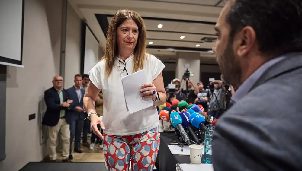 La exmilitante socialista Leire Díez, que aparece en diversos audios haciendo gestiones contra mandos de la Unidad Central Operativa (UCO) de la Guardia Civil, ha comparecido este miércoles desde el Hotel Novotel de Madrid, donde había convocado a la prensa después de haberse reunido este martes en Ferraz con el jefe de los servicios jurídicos del PSOE y haberse dado de baja como afiliada del PSOE. En medio de la comparecencia ha irrumpido por sorpresa Aldama, el presunto comisionista del caso Koldo.
