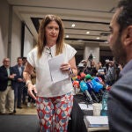La exmilitante socialista Leire Díez, que aparece en diversos audios haciendo gestiones contra mandos de la Unidad Central Operativa (UCO) de la Guardia Civil, ha comparecido este miércoles desde el Hotel Novotel de Madrid, donde había convocado a la prensa después de haberse reunido este martes en Ferraz con el jefe de los servicios jurídicos del PSOE y haberse dado de baja como afiliada del PSOE. En medio de la comparecencia ha irrumpido por sorpresa Aldama, el presunto comisionista del caso Koldo.