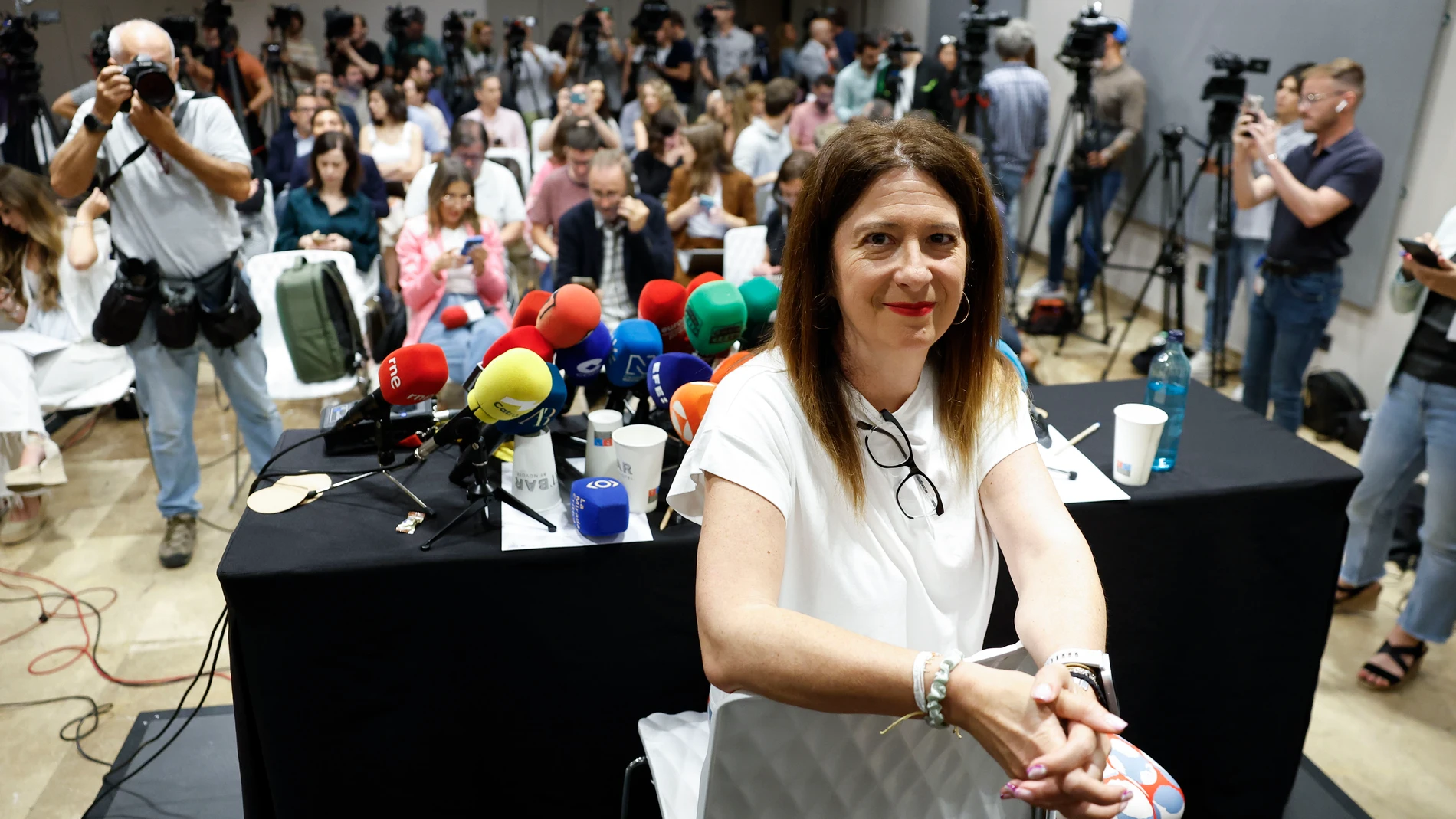 FOTODELDÍA MADRID (ESPAÑA), 04/06/2025.- La exmilitante socialista Leire Díez comparece este miércoles ante los medios después de solicitar su baja en el PSOE, donde declaró este martes por el expediente que tenía abierto al conocerse unos audios en los que reclamaba información comprometedora contra la UCO. EFE/ Chema Moya