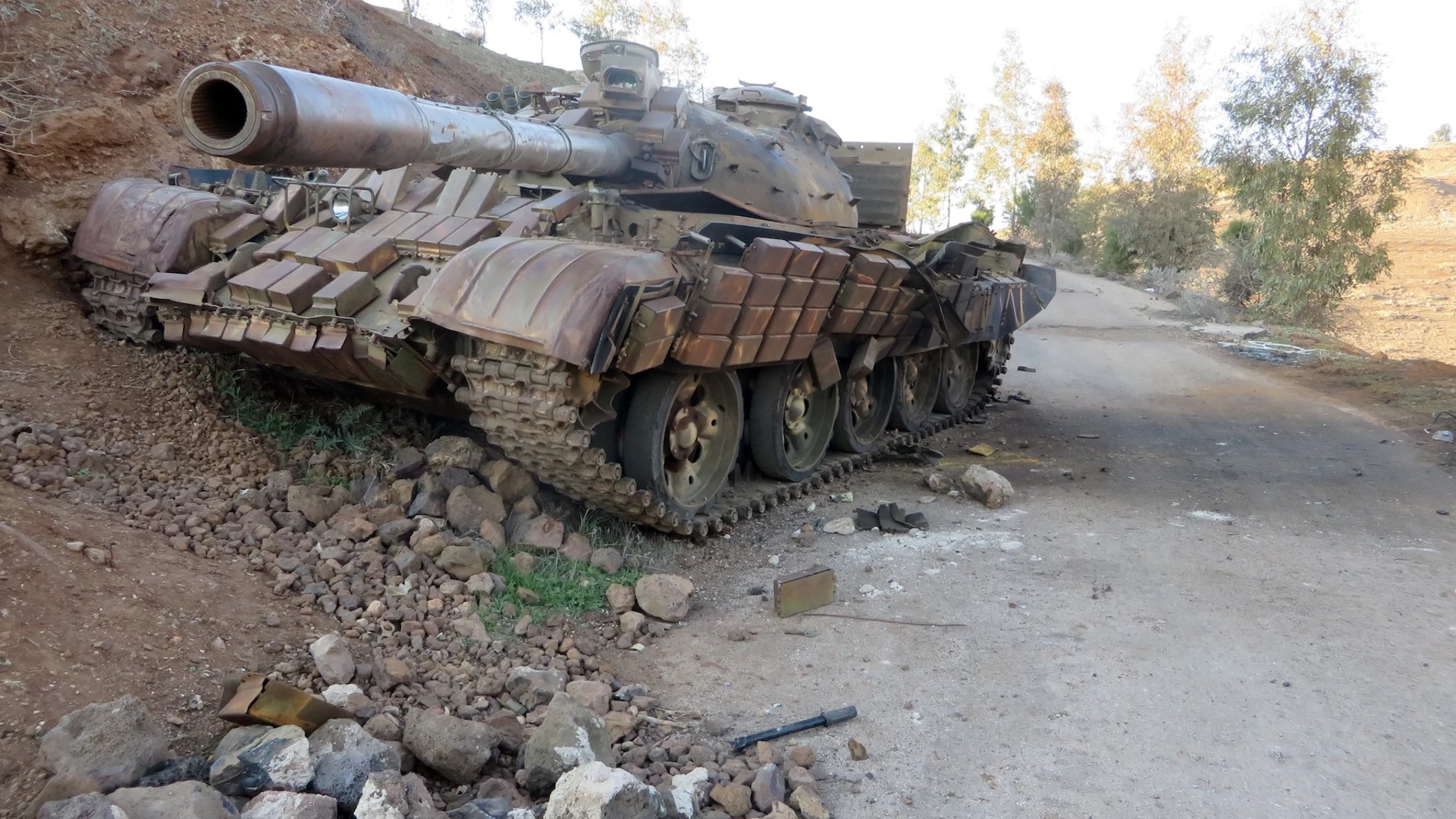 (Foto de ARCHIVO) DARAA (SYRIA), Feb. 26, 2025 -- A damaged Syrian armored vehicle sits abandoned on the roadside in Tell al-Hara, Daraa, Syria, on Feb. 26, 2025. Israeli airstrikes intensified in southern Syria on Tuesday night, targeting multiple military sites following Israeli Prime Minister Benjamin Netanyahu's recent remarks calling for a demilitarized south Syria. Europa Press/Contacto/Stringer 26/02/2025 ONLY FOR USE IN SPAIN