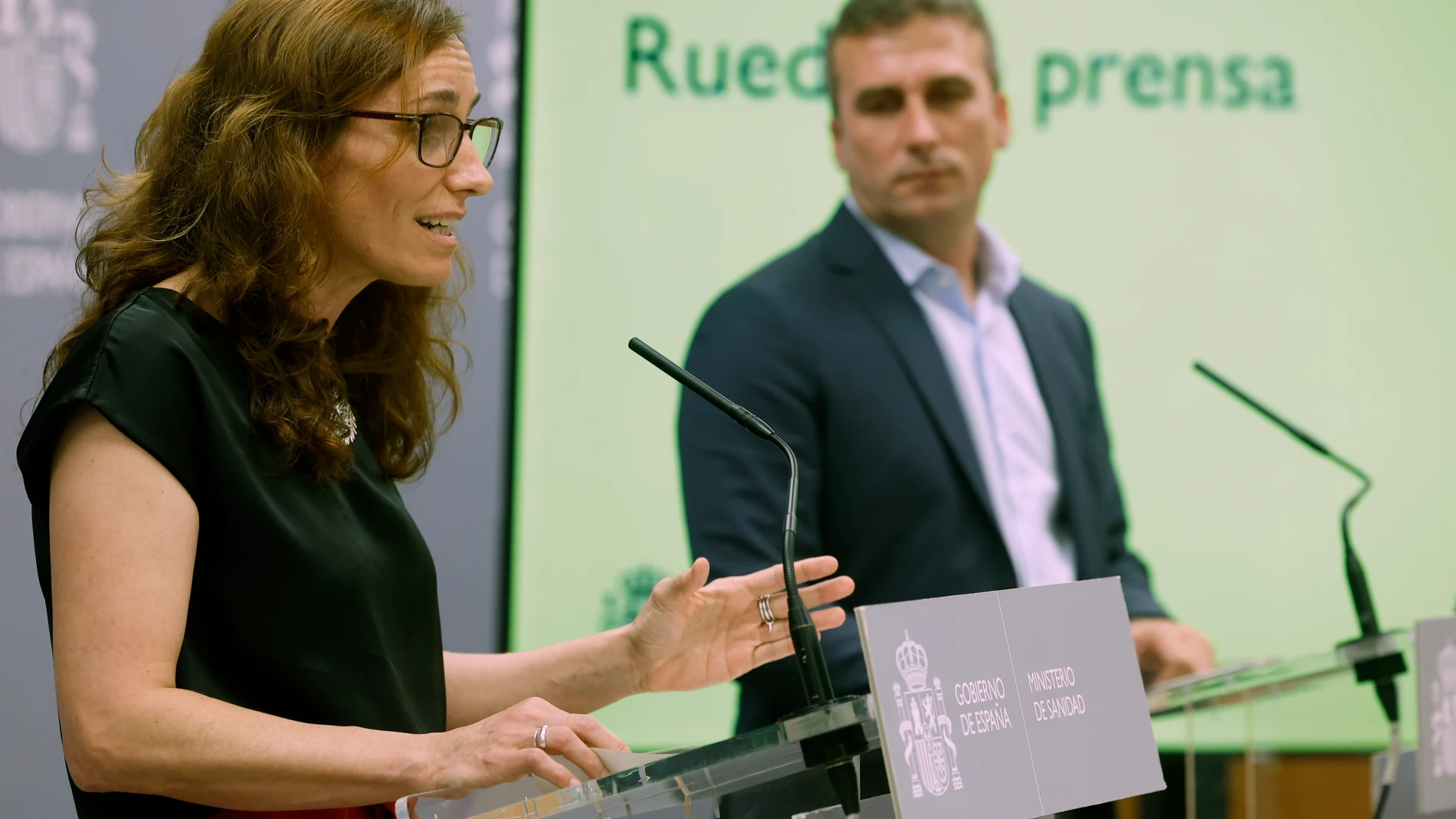 MADRID (ESPAÑA), 04/06/2025.- La ministra de Sanidad, Mónica García (i) junto a Fernando Martín Pérez (d), presidente de ConELA, ofrecen una rueda de prensa este miércoles tras las reivindicaciones de los afectados para que se aplique y se financie la conocida como ley ELA siete meses después de su aprobación por unanimidad en el Congreso.