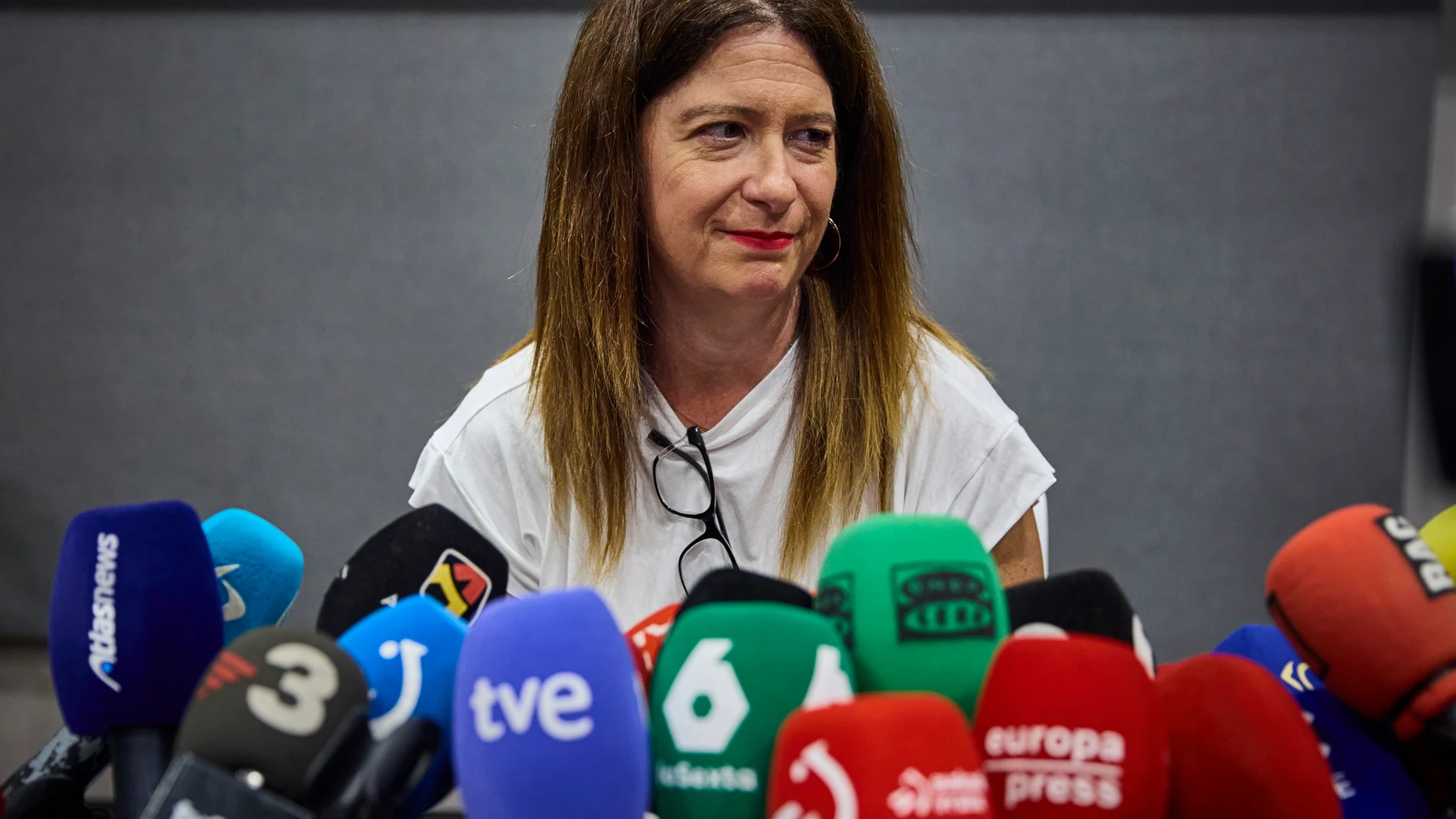 La exmilitante socialista Leire Díez, que aparece en diversos audios haciendo gestiones contra mandos de la Unidad Central Operativa (UCO) de la Guardia Civil, ha comparecido este miércoles desde el Hotel Novotel de Madrid, donde había convocado a la prensa después de haberse reunido este martes en Ferraz con el jefe de los servicios jurídicos del PSOE y haberse dado de baja como afiliada del PSOE. En medio de la comparecencia ha irrumpido por sorpresa Aldama, el presunto comisionista del cas...
