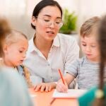 Cuánto gana un maestro de primaria en España, cuántas horas tiene su jornada laboral y cuántos días de vacaciones pueden disfrutar al año