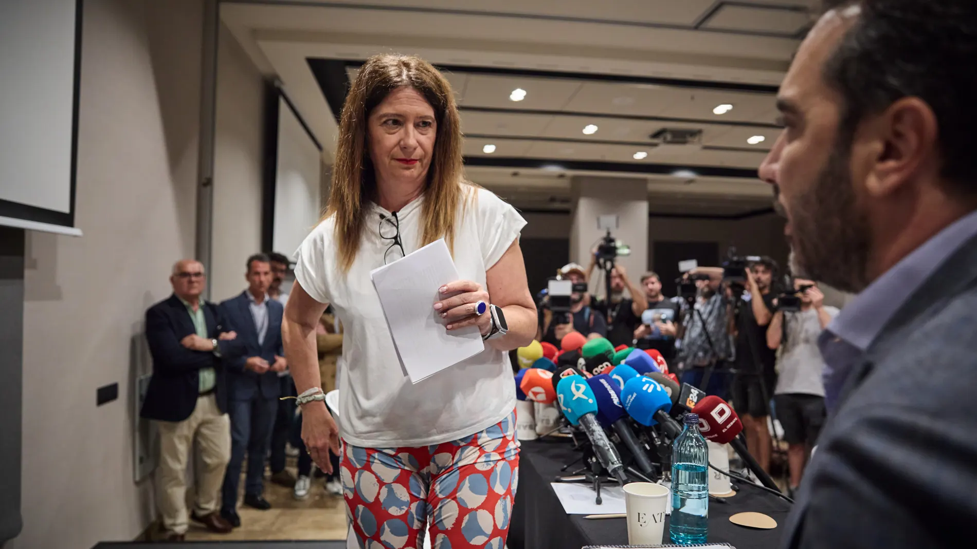 La exmilitante socialista Leire Díez, que aparece en diversos audios haciendo gestiones contra mandos de la Unidad Central Operativa (UCO) de la Guardia Civil, ha comparecido este miércoles desde el Hotel Novotel de Madrid, donde había convocado a la prensa después de haberse reunido este martes en Ferraz con el jefe de los servicios jurídicos del PSOE y haberse dado de baja como afiliada del PSOE. En medio de la comparecencia ha irrumpido por sorpresa Aldama, el presunto comisionista del caso Koldo.