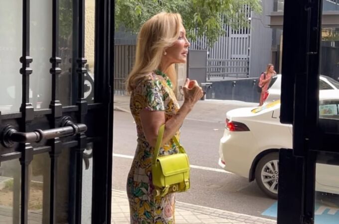 Carmen Lomana con el bolso viral.