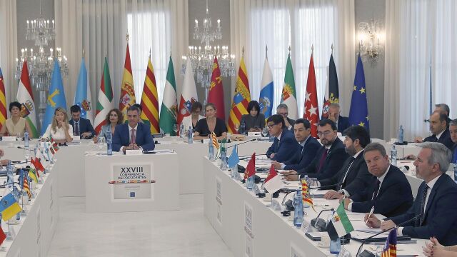 Conferencia.- Barbón cree que Ayuso "sobreactuó" al irse de la reunión mientras el lehendakari hablaba euskera