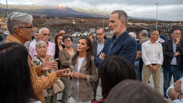 Los Reyes examinan la reconstrucción de La Palma y escuchan las quejas de los afectados por su lentitud