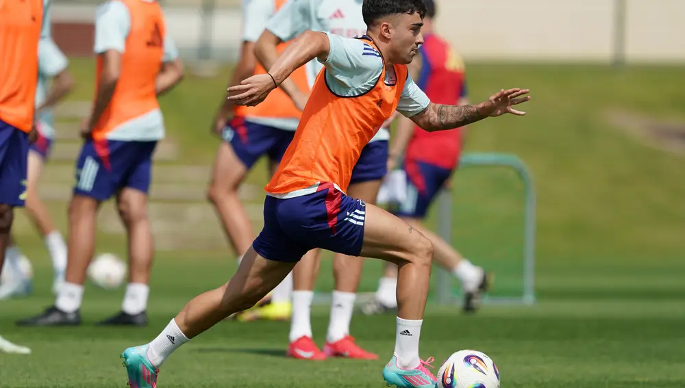 Alberto Moleiro, durante un entrenamiento con la Selección española sub-21