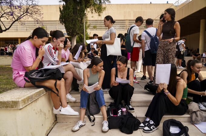 Docentes por la Pública denuncia "perjuicio académico y emocional" tras examen de Matemáticas Aplicadas en PAU Andalucía