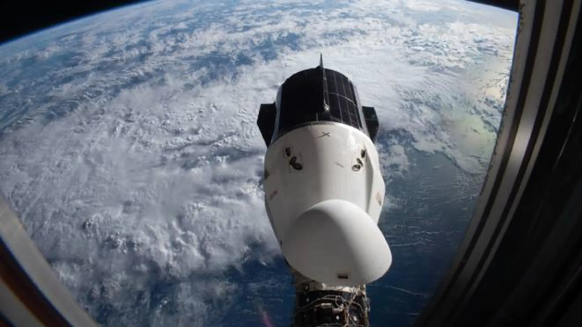 Una cápsula Dragon 2 acoplada a la Estación espacial Internacional en 2022.