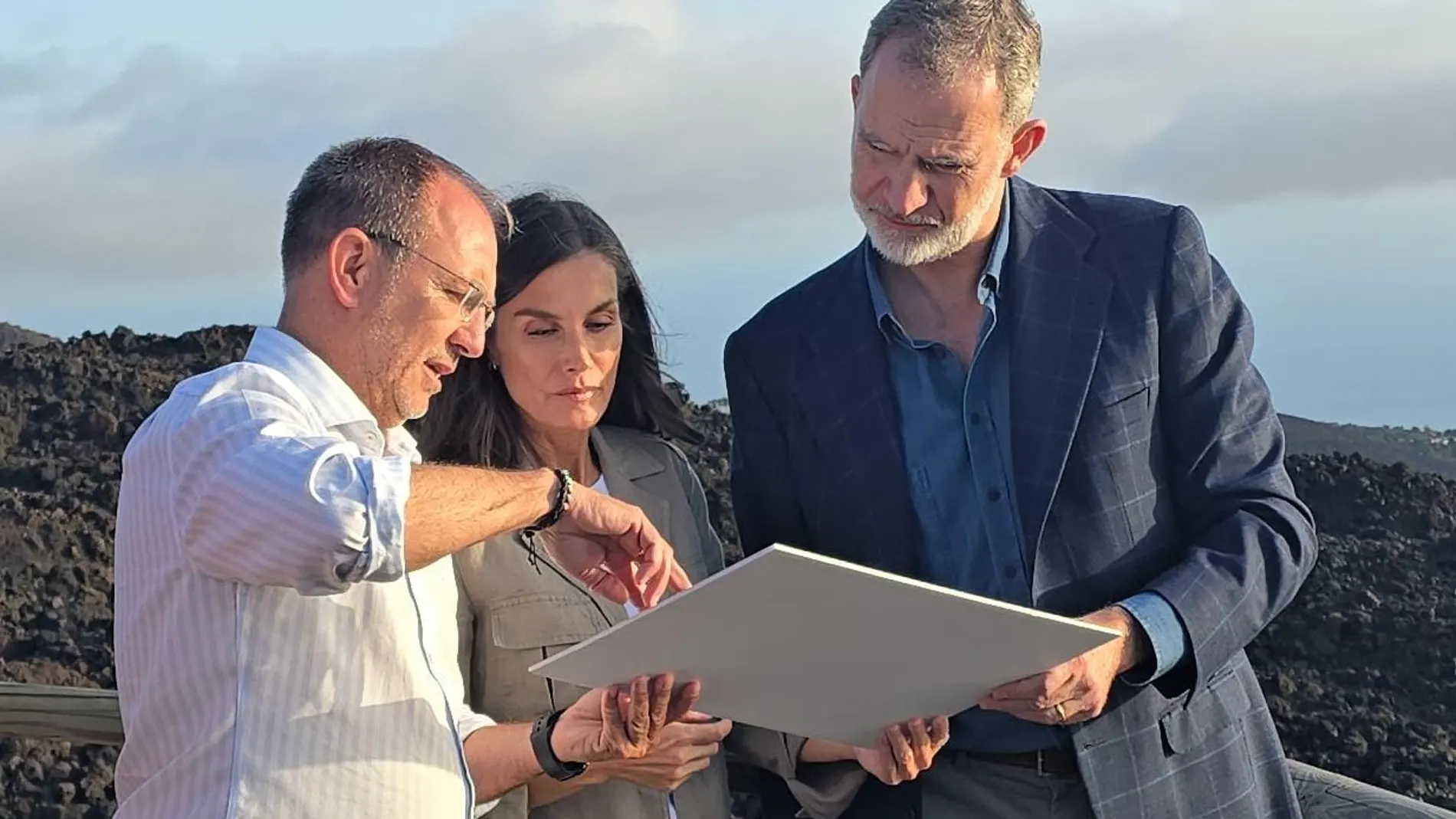 El look de la Reina Letizia en su visita a La Palma.