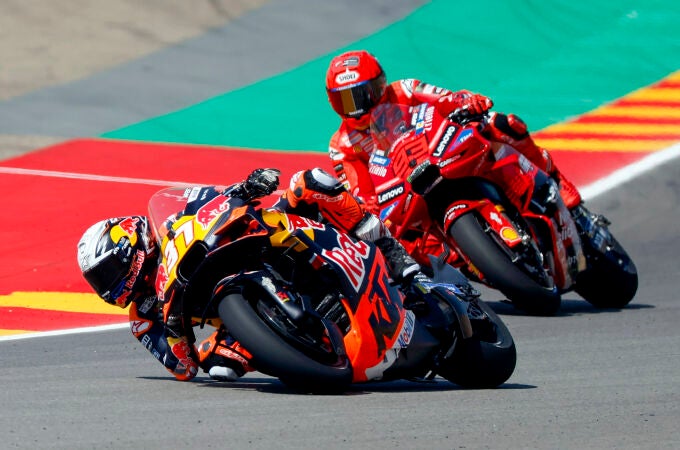 Marc Márquez, detrás de Pedro Acosta, este viernes en Motorland