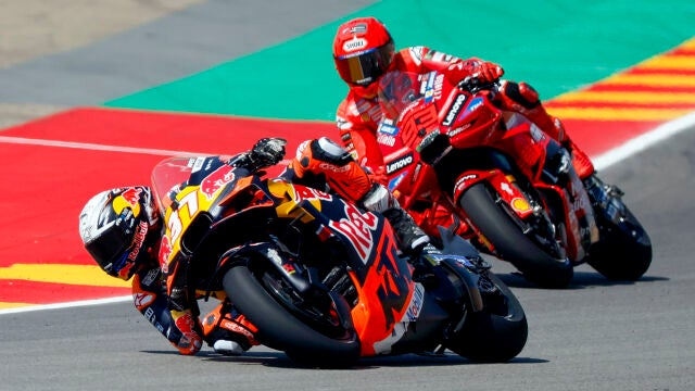 Marc Márquez, detrás de Pedro Acosta, este viernes en Motorland