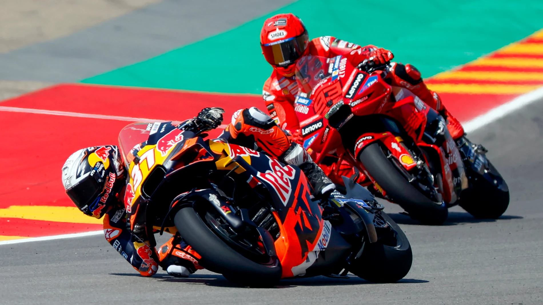 ALCAÑIZ (TERUEL), 06/06/2025.- El piloto español de MotoGP Pedro Acosta, del equipo Red Bull KTM Factory Racing, toma la curva por delante de Marc Márquez, del equipo Ducati Lenovo Team, durante la primera sesión de entrenamientos libres para Gran Premio de Aragón de Motociclismo, este viernes, en el circuito de Motorland Alcañiz, en Teruel. EFE/Javier Cebollada