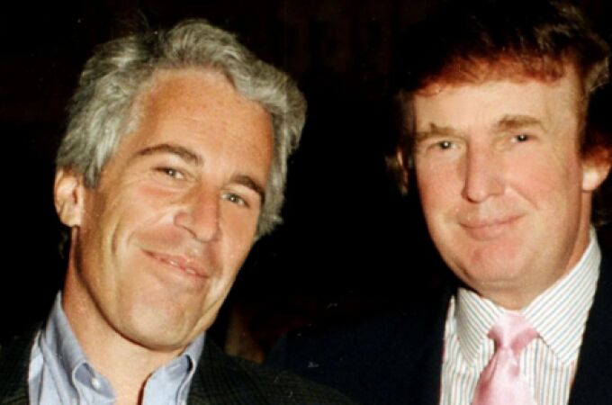 Donald Trump junto a Epstein años atrás
