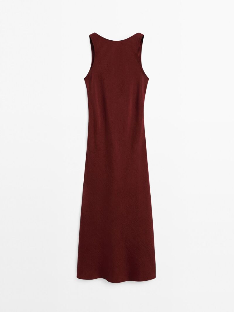 Vestido midi cuello halter satinado.