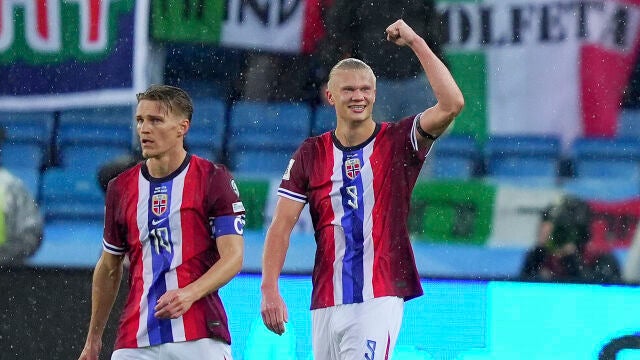 Erling Braut Haaland celebra con Martin Ødegaard el tercer gol del partido frente a Italia.