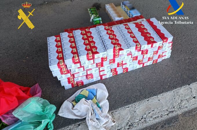 Intervenidos en el puerto de Almería 200.000 euros en efectivo y 890 cajetillas de tabaco de contrabando en un autobús procedente de Marruecos