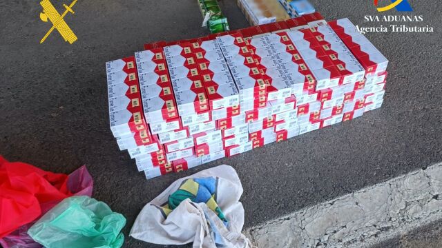 Intervenidos en el puerto de Almería 200.000 euros en efectivo y 890 cajetillas de tabaco de contrabando en un autobús procedente de Marruecos