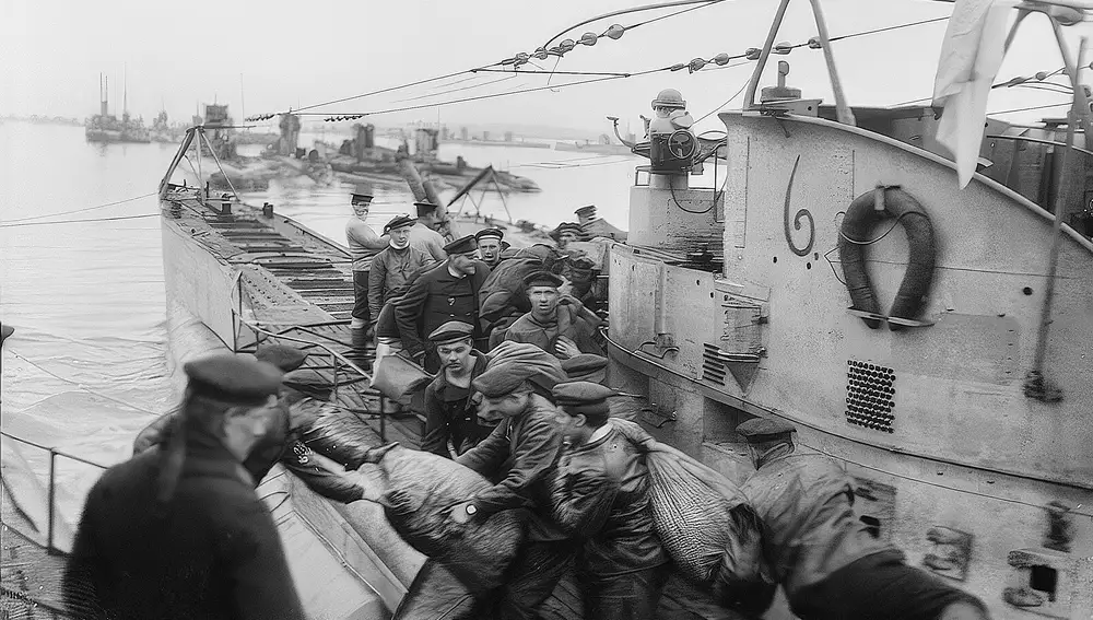 Tripulación de un submarino alemán en noviembre de 1918 tras la rendición, con el fin de ser repatriados. La foto pudo tomarse en el puerto de Harwich