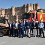 El consejero de la Presidencia, Luis Miguel González Gago, ha asistido al acto de entrega y puesta en servicio de dos nuevos vehículos para la Comunidad de Villa y Tierra de Coca, en Segovia: una retroexcavadora y un vehículo autobomba