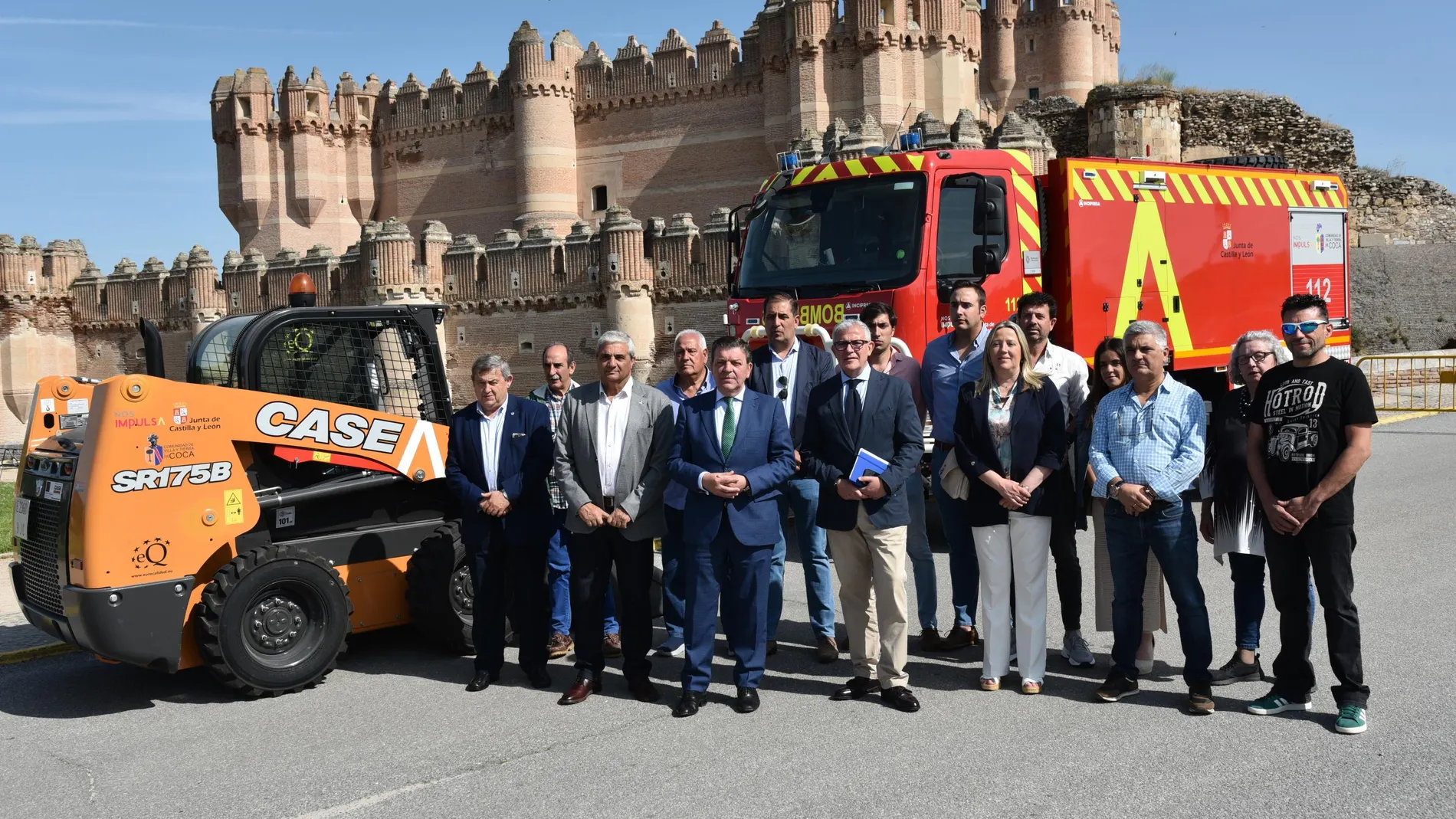 El consejero de la Presidencia, Luis Miguel González Gago, ha asistido al acto de entrega y puesta en servicio de dos nuevos vehículos para la Comunidad de Villa y Tierra de Coca, en Segovia: una retroexcavadora y un vehículo autobomba