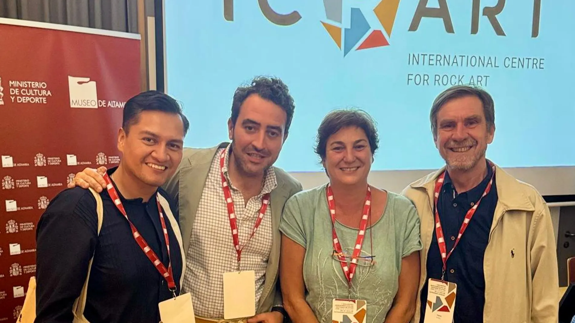 El director de Siega Verde, Luis Ballesteros (2i), junto a la directora de Altamira, Pilar Fatás (3i), el jefe de la zona arqueológica mexicana de Mitla, Leobardo Pacheco (i), y el arqueólogo del Côa portugués, Tierry Aubry