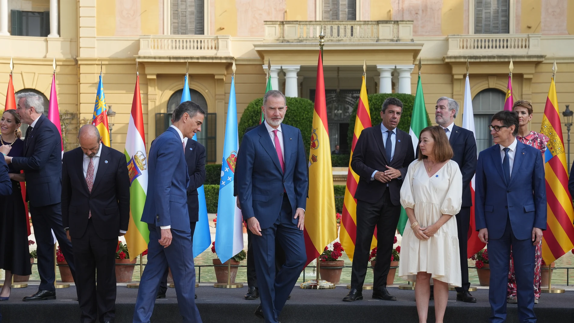 (I-D) El presidente del Gobierno, Pedro Sánchez; el Rey Felipe VI; el presidente de la Generalitat valenciana, Carlos Mazón; la presidenta del Congreso, Francina Armengol; el presidente de Canarias, Fernando Clavijo y el presidente de la Generalitat de Cataluña, Salvador Illa, a su llegada a la XXVIII Conferencia de Presidentes, en Palau de Pedralbes de Barcelona, a 6 de junio de 2025, en Barcelona, Catalunya (España). Durante la conferencia se abordarán los 16 puntos de la agenda, ampliada t...