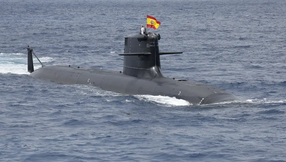 El submarino "Isaac Peral", durante la revista naval del Día de las Fuerzas Armadas